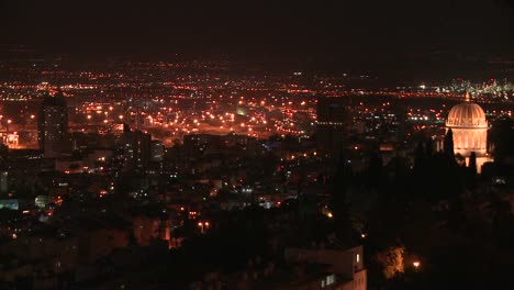 Establecimiento-De-Tiro-Con-Vistas-A-La-Ciudad-De-Haifa,-Israel-Con-El-Templo-Bahai-En-La-Distancia