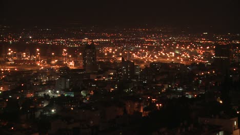Pan-A-Través-De-Vistas-A-La-Ciudad-De-Haifa,-Israel-Por-La-Noche-Con-El-Templo-Bahai-En-La-Distancia