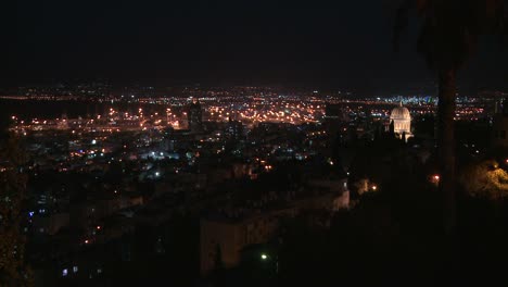 Weitwinkelaufnahme-Mit-Blick-Auf-Die-Stadt-Haifa-Israel-Bei-Nacht-Mit-Dem-Bahai-Tempel-In-Der-Ferne