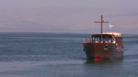 Ein-Boot-Mit-Christlichen-Pilgern-Fährt-Auf-Dem-See-Genezareth-In-Israel