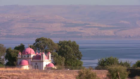 Un-Hermoso-Monasterio-Cristiano-Junto-Al-Mar-De-Galilea-En-Israel
