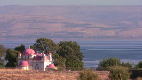 Ein-Wunderschönes-Christliches-Kloster-Am-See-Genezareth-In-Israel