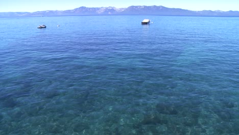 Ein-Weitwinkelblick-Auf-Das-Kristallklare-Wasser-Des-Lake-Tahoe-Nevada