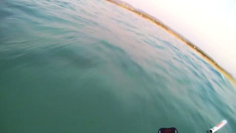 Eine-Pov-Aufnahme-Aus-Der-Sicht-Eines-Windsurfers,-Der-Sich-über-Wellen-Bewegt