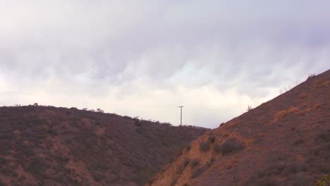 Time-lapse-of-scalloped-clouds-sailing-above-a-hillside-in-California