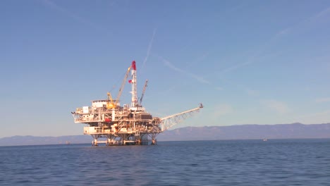 Una-Plataforma-Petrolífera-Frente-A-La-Costa-De-Santa-Bárbara,-California,-Visto-Desde-Un-Barco-Que-Pasa-Cerca-De-1