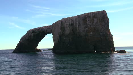 El-Icónico-Puente-Natural-De-Las-Islas-Anacapa-E-Islotes-Cercanos-En-El-Parque-Nacional-De-Las-Islas-Del-Canal,-Visto-Desde-Un-Barco-Que-Pasa