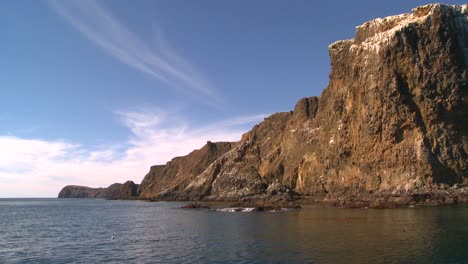 Un-Escarpado-Acantilado-En-El-Parque-Nacional-Channel-Islands,-Visto-Desde-Un-Barco-Cerca-De-La-Costa