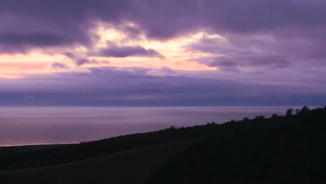 Zeitrafferaufnahme-Von-Wolken,-Die-Sich-Bei-Sonnenuntergang-über-Den-Ozean-Bewegen