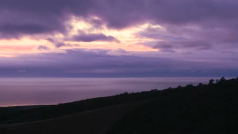 Toma-De-Lapso-De-Tiempo-De-Nubes-Moviéndose-Sobre-El-Océano-Al-Atardecer