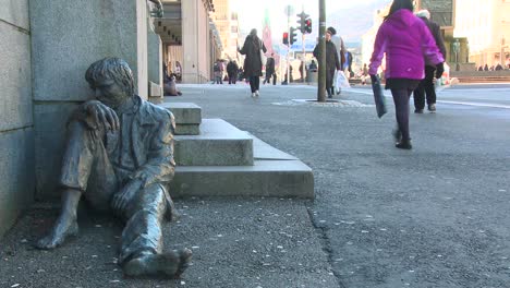 Ein-Obdachloser-Sitzt-In-Der-Nähe-Einer-Statue,-Die-Einen-Obdachlosen-Auf-Den-Straßen-Von-Norwegen-Darstellt-2