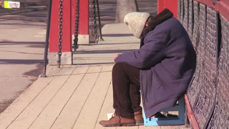Ein-Obdachloser-Sitzt-Auf-Einer-Brücke-In-Norwegen-1