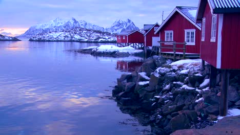 Ein-Wunderschönes-Verschneites-Fischerdorf-Auf-Den-Arktischen-Lofoten-In-Norwegen