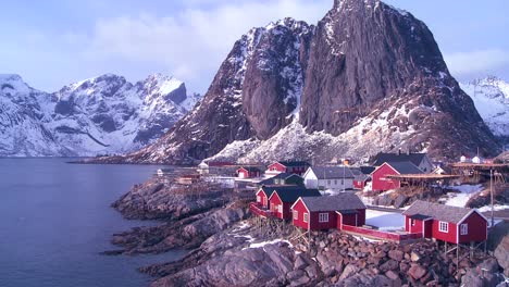 Increíble-Vista-De-Un-Pueblo-De-Pescadores-Rojo-En-El-ártico-De-Las-Islas-Lofoten,-Noruega