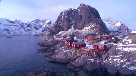 Herrlicher-Blick-Auf-Ein-Rotes-Fischerdorf-Auf-Den-Arktischen-Lofoten-Inseln-Norwegens