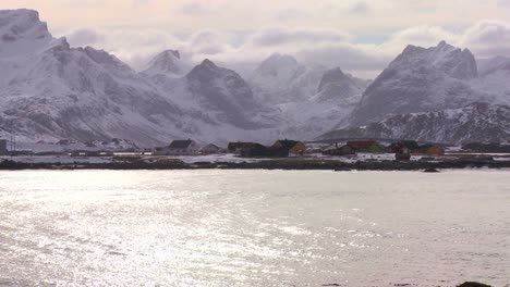 La-Nieve-Cubre-Una-Hermosa-Vista-De-Un-Puerto-En-Una-Aldea-En-Las-Islas-árticas-De-Lofoten,-Noruega