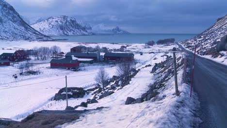 Ein-Einsames-Und-Abgelegenes-Dorf-Auf-Den-Arktischen-Lofoten-Norwegen-1
