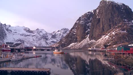 Una-Hermosa-Vista-De-Un-Puerto-En-Una-Aldea-En-Las-Islas-árticas-De-Lofoten,-Noruega