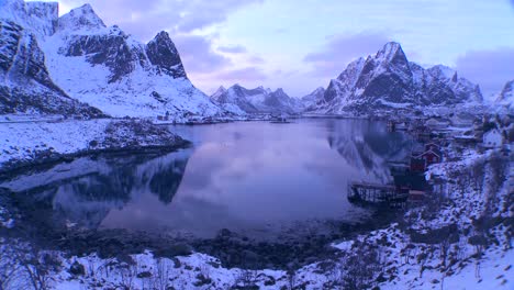 Schnee-Bedeckt-Einen-Spektakulären-Blick-Auf-Einen-Hafen-Und-Eine-Bucht-In-Einem-Dorf-Auf-Den-Arktischen-Lofoten-Inseln-Norwegen-1