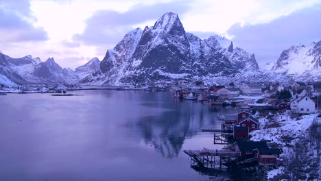 Zeitraffer-Eines-Spektakulären-Blicks-Auf-Einen-Hafen-Und-Eine-Bucht-In-Einem-Dorf-Auf-Den-Arktischen-Lofoten-Inseln-Norwegens