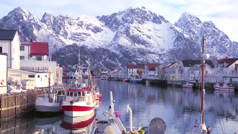 Las-Montañas-Cubiertas-De-Nieve-Se-Reflejan-En-Un-Puerto-En-Un-Pequeño-Pueblo-De-Pescadores-En-Las-Islas-árticas-De-Lofoten,-Noruega-4