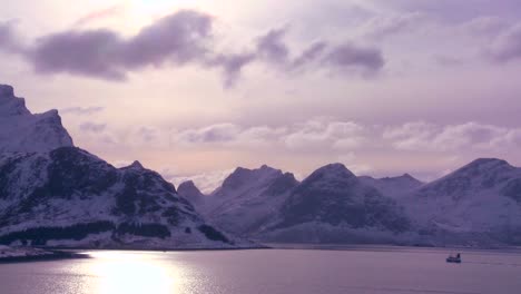 Ein-Fischerboot-Fährt-Im-Goldenen-Licht-Auf-Den-Arktischen-Lofoten-Norwegen-Aufs-Meer