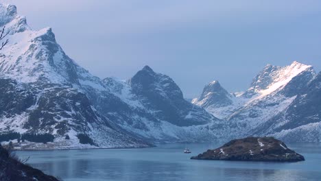 Eine-Wunderschöne-Winterlandschaft-Im-Norden-Des-Polarkreises-Auf-Den-Lofoten-Norwegen