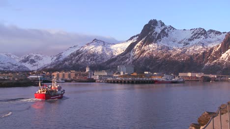 Un-Barco-De-Pesca-Se-Dirige-A-Través-De-Los-Fiordos-En-El-Ártico-Sobre-Agua-Verde-Cristalina-En-Las-Islas-Lofoten,-Noruega-3