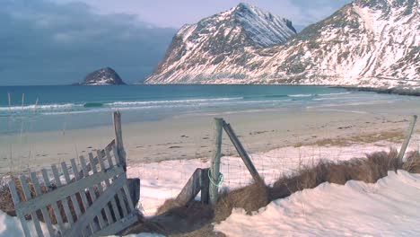 Una-Hermosa-Playa-En-Medio-De-Los-Fiordos-Al-Norte-Del-Círculo-Polar-ártico-En-Las-Islas-Lofoten,-Noruega
