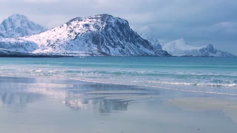 Una-Hermosa-Playa-En-Medio-De-Los-Fiordos-Al-Norte-Del-Círculo-Polar-ártico-En-Las-Islas-Lofoten-Noruega-1