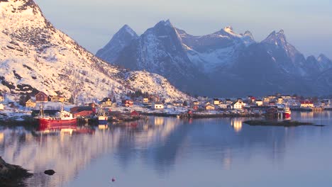Eine-Bildschöne-Aufnahme-Goldener-Sonnenuntergangswolken-Hinter-Einem-Dorf-Und-Einer-Küste-Inmitten-Von-Fjorden-Nördlich-Des-Polarkreises-Auf-Den-Lofoten-Norwegen-1