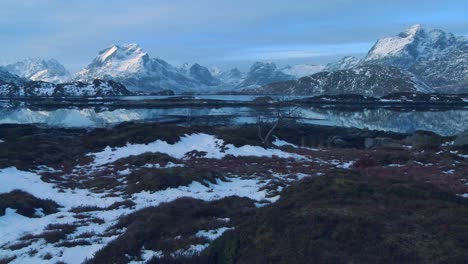 Eine-Wunderschöne-Schneebedeckte-Küste-Inmitten-Von-Fjorden-Nördlich-Des-Polarkreises-Auf-Den-Lofoten-Norwegen-1