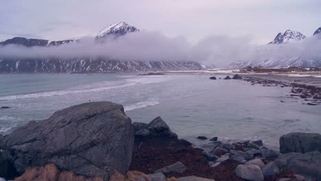 Una-Hermosa-Costa-Neblinosa-Cubierta-De-Nieve-En-Medio-De-Los-Fiordos-Al-Norte-Del-Círculo-Polar-ártico-En-Las-Islas-Lofoten,-Noruega