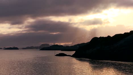 Goldener-Sonnenuntergang-Hinter-Einer-Küste-Inmitten-Von-Fjorden-Nördlich-Des-Polarkreises-Auf-Den-Lofoten-In-Norwegen