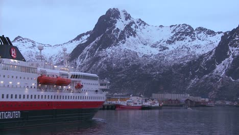 Das-Kreuzfahrtschiff-Hurtigruten-Segelt-Durch-Die-Fjorde-Norwegens,-Um-Svolvaer-Auf-Den-Lofoten-Zu-Erreichen