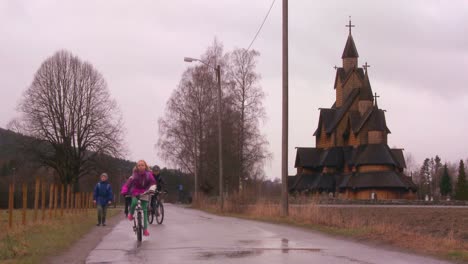 Kinder-Spielen-Vor-Einer-Alten-Hölzernen-Stabkirche-In-Norwegen