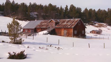 Ein-Altes-Holzhaus-Im-Schnee