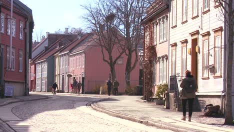 Coloridos-Edificios-De-Madera-Bordean-Las-Calles-De-Trondheim-Noruega-1