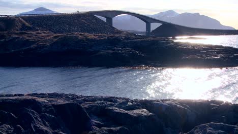 Eine-Wunderschöne-Brücke-über-Verschiedene-Inseln-Entlang-Der-Atlantikstraße-In-Norwegen
