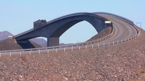 Ein-Lkw-Fährt-über-Eine-Schöne-Brücke,-Die-Verschiedene-Inseln-Entlang-Der-Atlantikstraße-In-Norwegen-überspannt