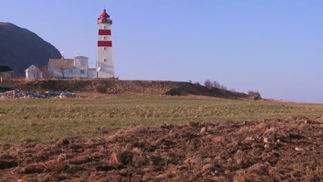 Aufnahme-Eines-Kleinen-Malerischen-Fischerdorfes-Mit-Leuchtturm-An-Der-Küste-Norwegens-2