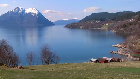 Ruhige-Aufnahme-Von-Bauernhöfen-Und-Fjorden-In-Norwegen