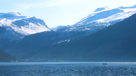 Schöne-Weite-Aufnahme-Der-Norwegischen-Fjorde-Mit-Menschen-In-Einem-Kanu-Entfernt