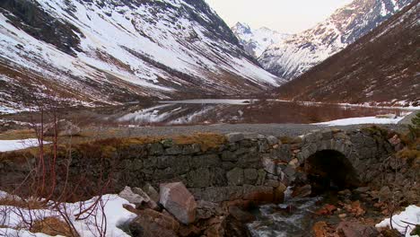 Eine-Alte-Steinbrücke-In-Der-Nähe-Eines-Reflektierenden-Fjords-In-Norwegen