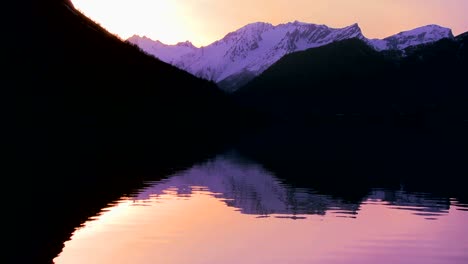 Eine-Perfekte-Spiegelung-In-Einem-Bergsee-Bei-Sonnenuntergang-1