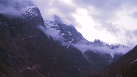 Zeitraffer-Von-Wolken-Und-Nebel,-Die-Sich-über-Einen-Fjord-In-Norwegen-Bewegen