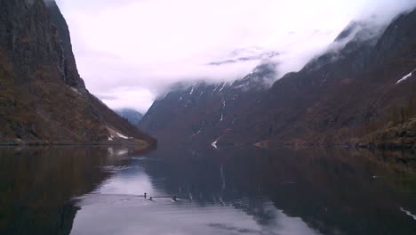 Wolken-Und-Nebel-Hängen-über-Einem-Fjord-In-Norwegen