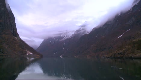 Las-Nubes-Y-La-Niebla-Se-Ciernen-Sobre-Un-Fiordo-En-Noruega-En-Timelapse