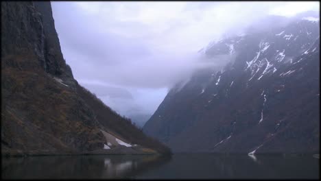 Wolken-Und-Nebel-Hängen-über-Einem-Fjord-In-Norwegen-Im-Zeitraffer-1