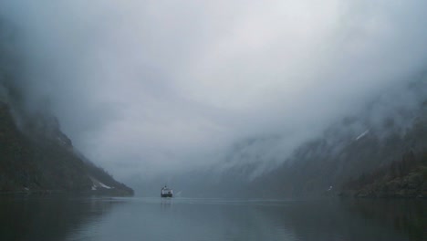 Eine-Fähre-Fährt-Durch-Geheimnisvollen-Nebel-Auf-Einem-Fjord-In-Norwegen-1-On